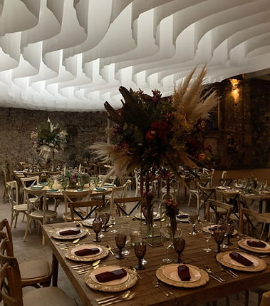 Salón de banquete con techo escultural