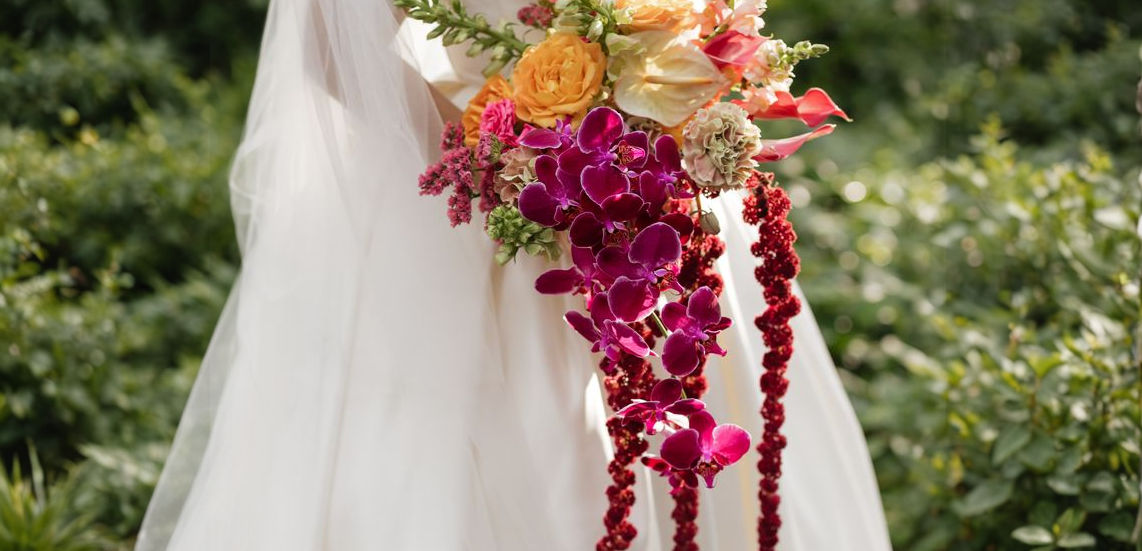Ramo de novia con orquídeas, rosas y amaranto